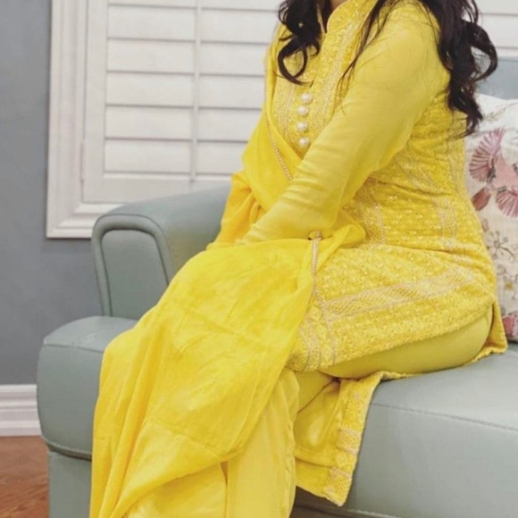 Beautiful Punjabi and Pakistani suit. Different style and material. - Picture 3 of 10